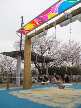 かぜのまんなかブランコ１